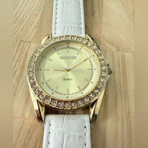 Manhattan by croton ladies gold tone white watch NEW BATTERY